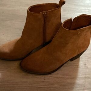 BOOTIES LUCKY BRAND Tan Leather 2 1/2” sturdy rubber heels. Excellent condition